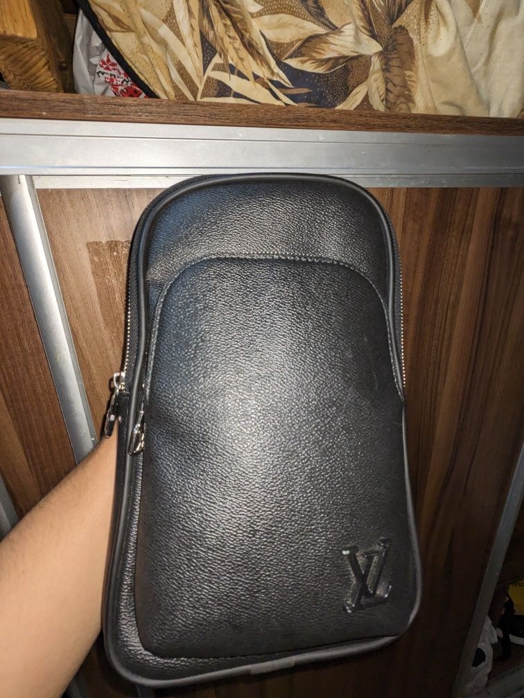 Сумка через плече Louis Vuitton.