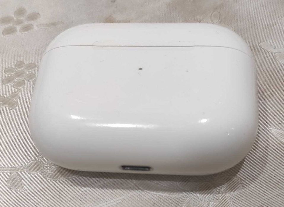 Зарядний кейс для оригінальних навушників Apple AirPods Pro