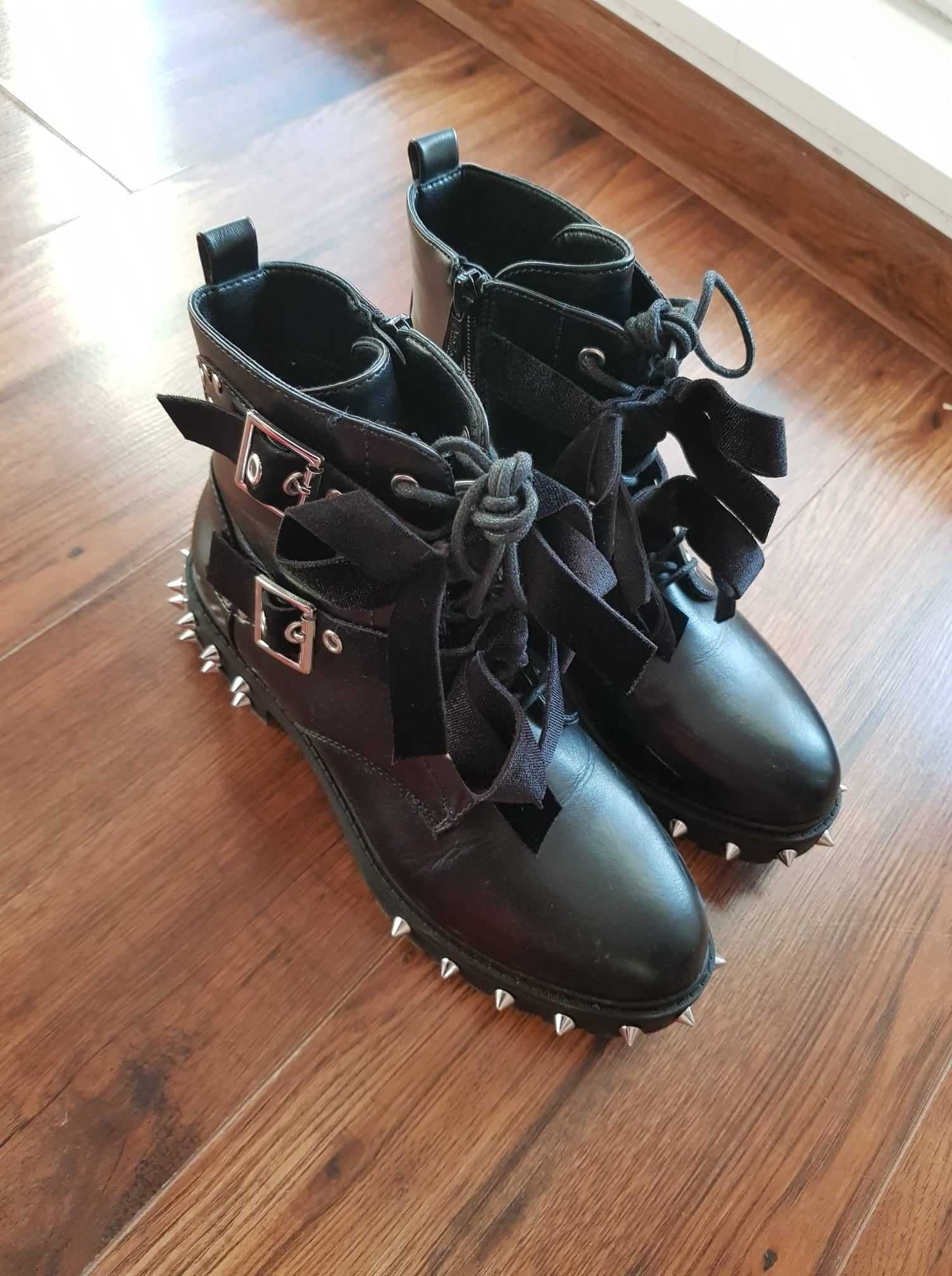 Buty DeeZee z ćwiekami, botki