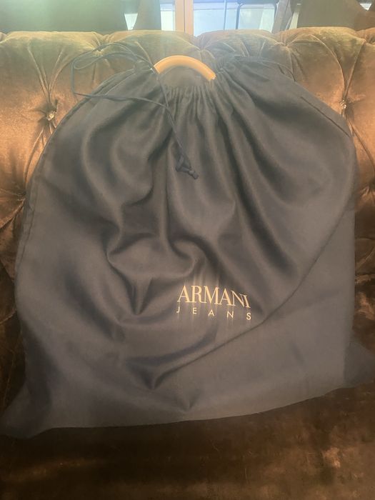 Mala da marca Armani Jeans.