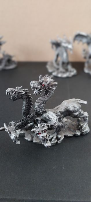 Vendo coleção de dragões de metal