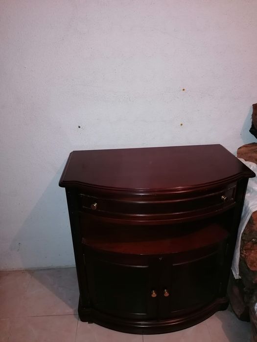 Mesa em nogueira  para televisão impecável