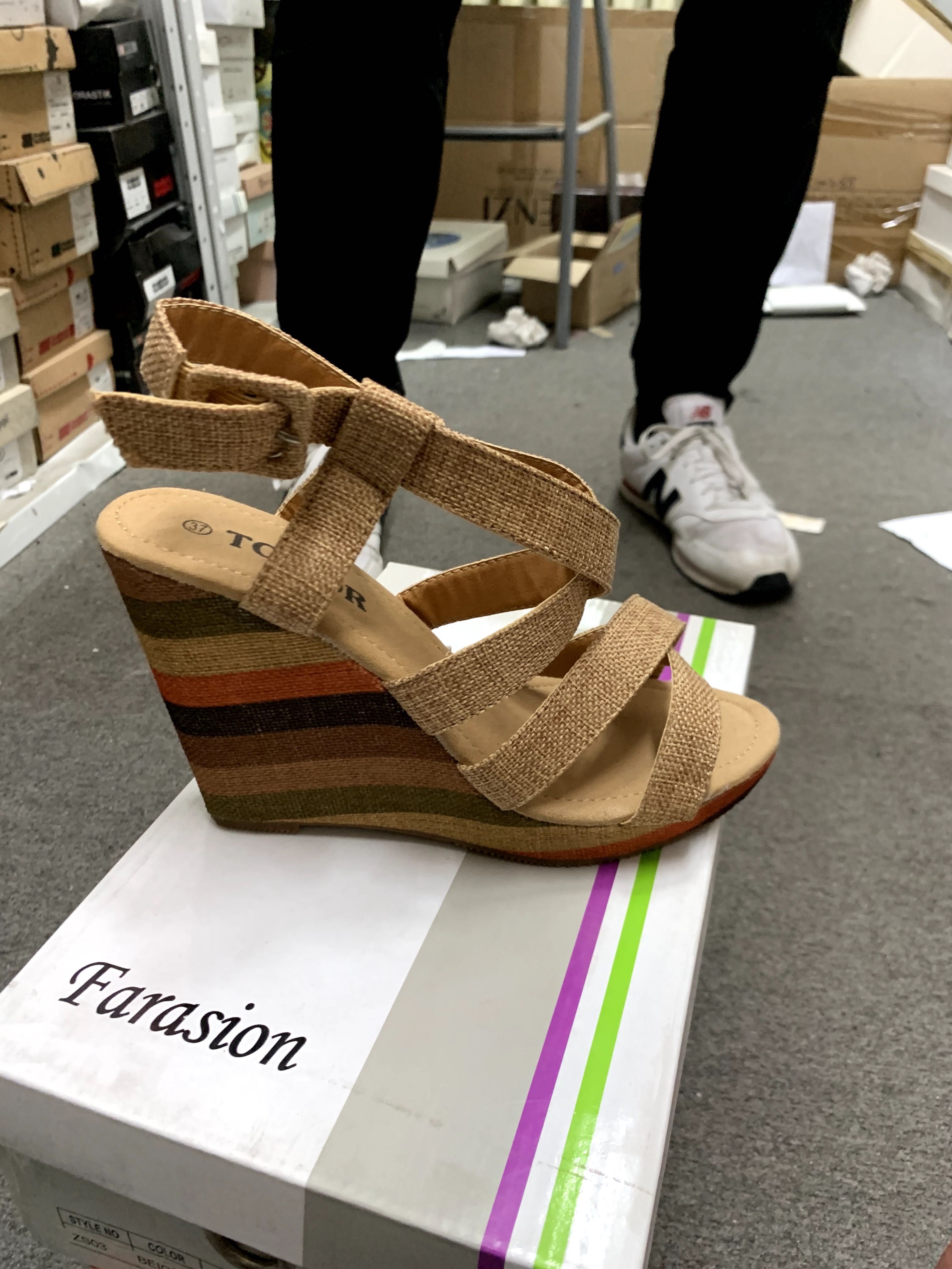 Sprzedam buty po likwidacji sklepu