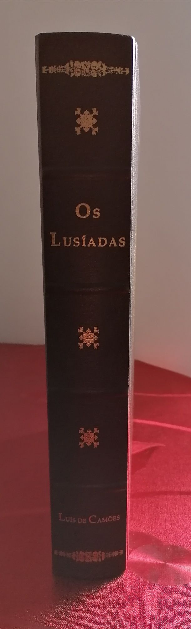 Livro de poemas épicos de Luís Vaz de Camões.