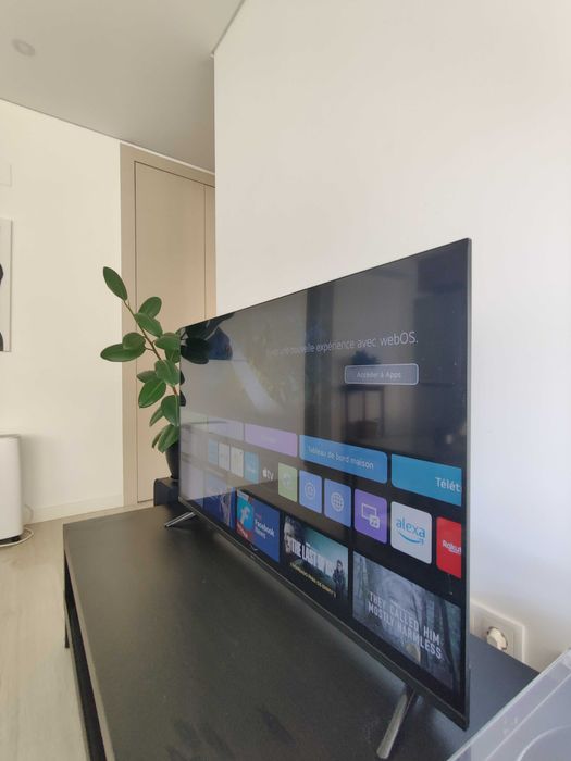 Smart tv LG 103cm 10/10 condition