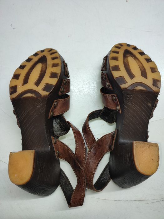 Sandálias com tacão Rastos e Pegadas