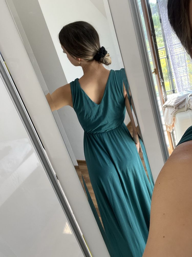 Elegancka długa sukienka butelkowa zieleń – brokat, rozcięcie