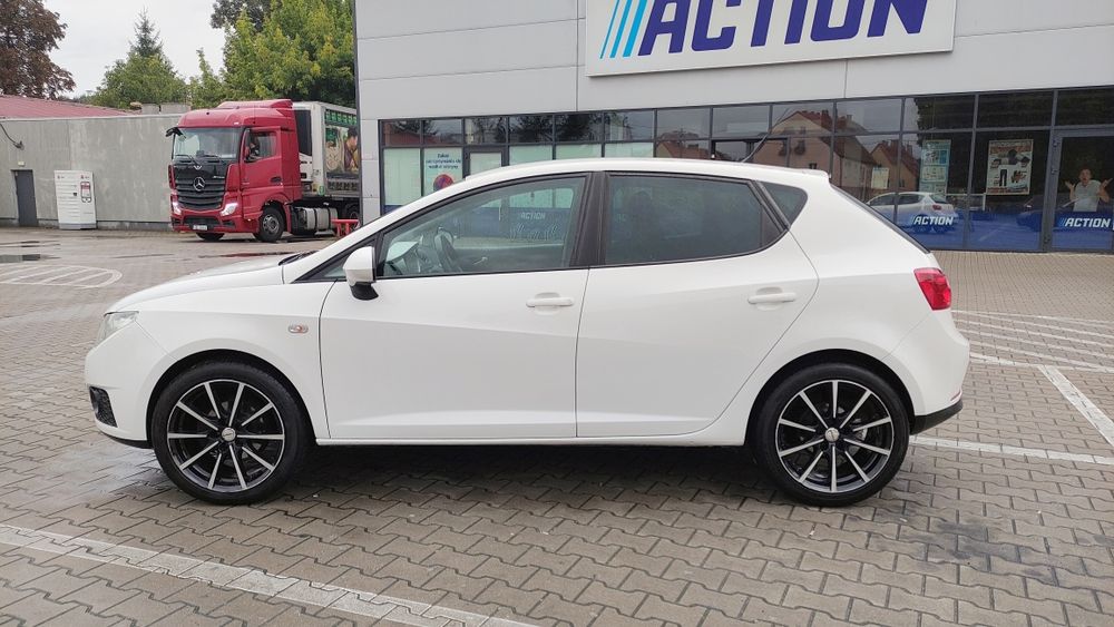 Seat Ibiza 1.6 benzyna 105 KM 2010r. 5 drzwi bogate wyposażenie
