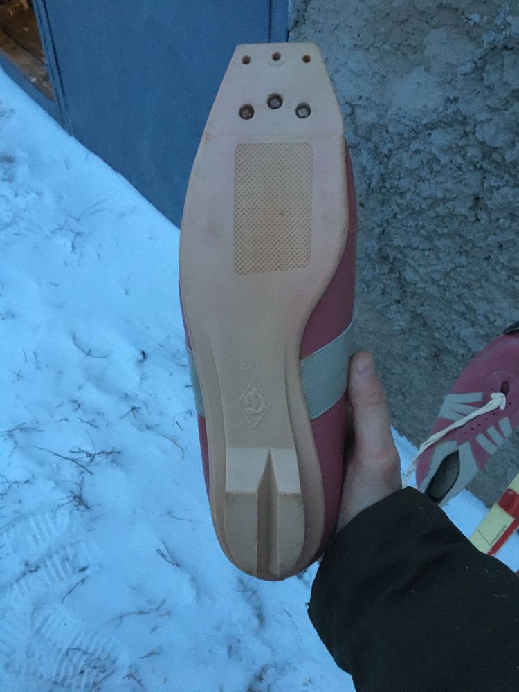 Лыжи с ботинками и палками.