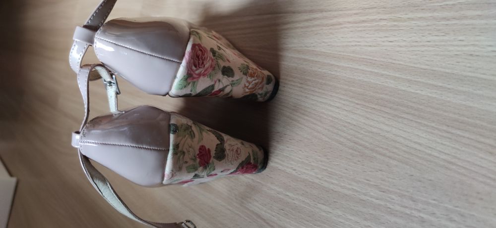 Sapatos de salto alto (cunha)