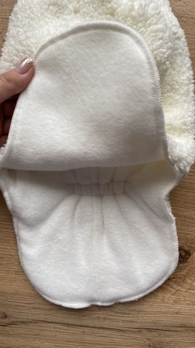 Продам дві дитячі шапки позмір 44-46 см