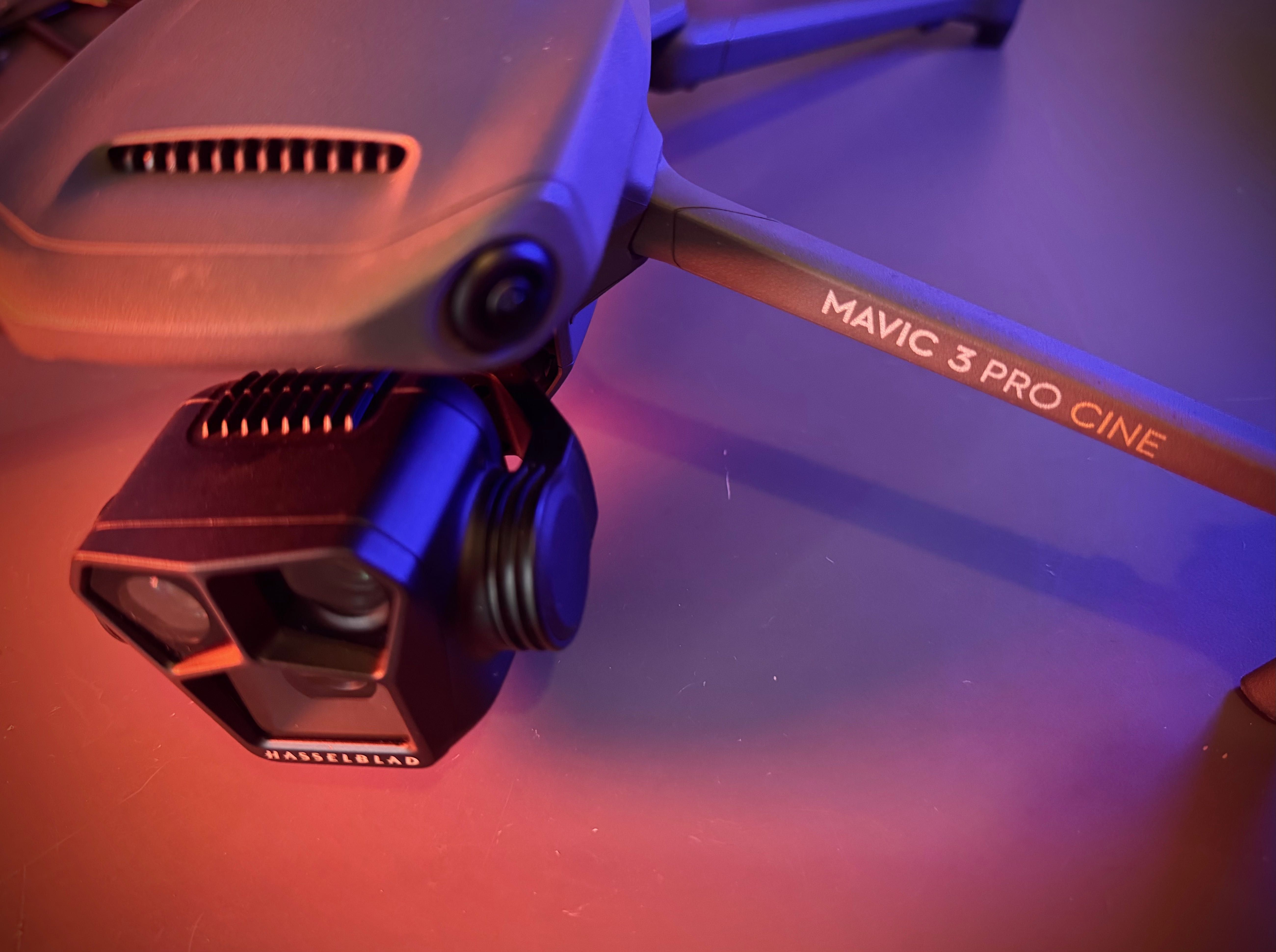 DJI Mavic 3 Pro Cine Premium Combo z RC PRO i DJI CARE