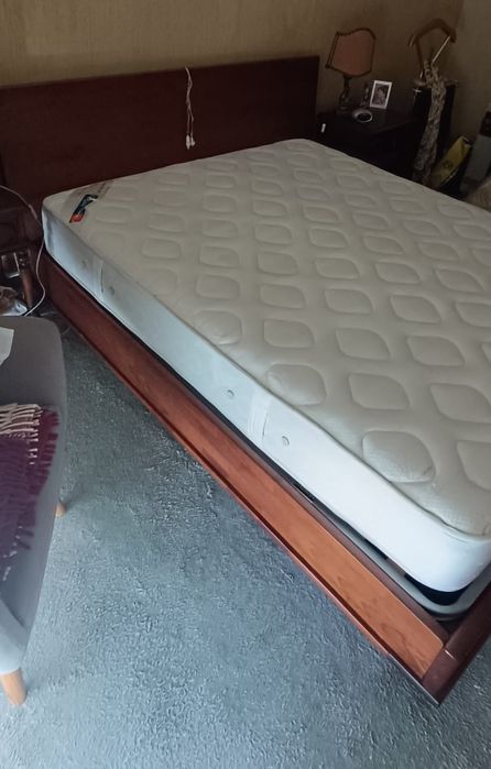 Cama de casal em Pinho com estrado elevatório e colchão