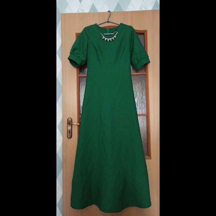Плаття зелене з прикрасами