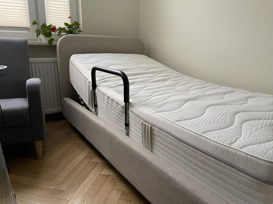 Łóżko z regulacją dla starszej osoby. Bardzo wygodne