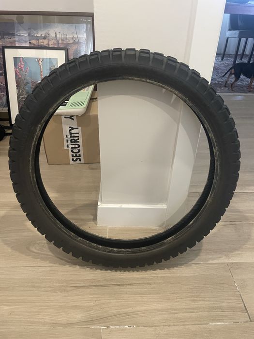 Um conjunto pneu de anteiro e pneu traseiro
