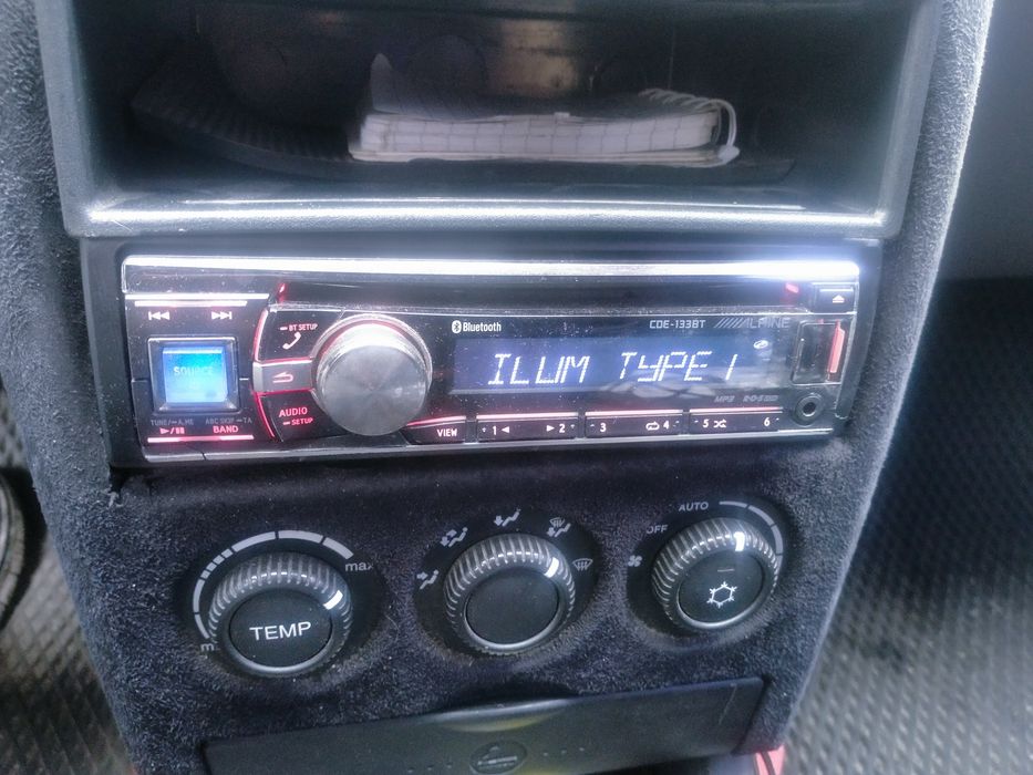 Alpine CDE -133BT магнитола с блютузом