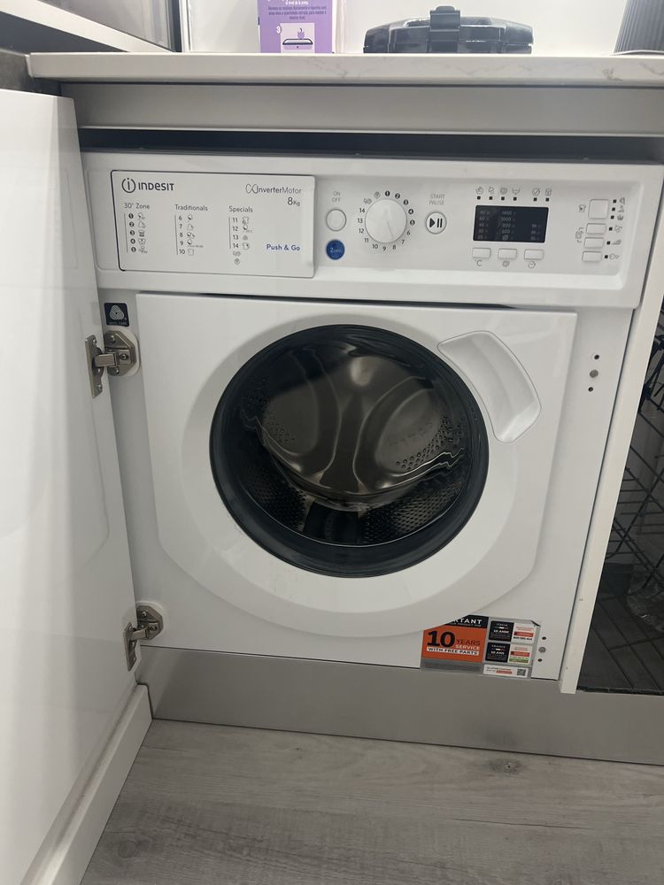 Máquina de Lavar Roupa Encastre Indesit 8kg