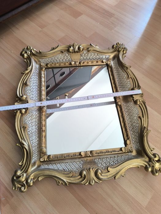 Lustro w ozdobnej ramię w stylu Ludwikowski.