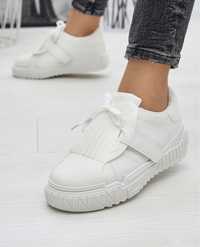 Białe buty sportowe