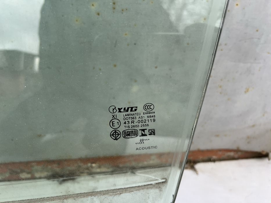 Скло в двері Nissan Rogue T33