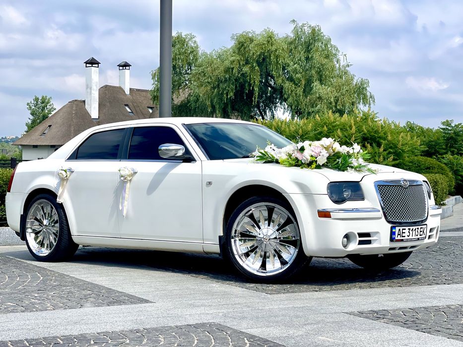 Прокат Аренда Заказ авто на свадьбу Крайслер 300С. Машина на свадьбу