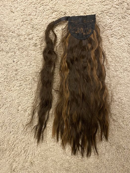 Kitka brąz pasemka fale 60 cm włosy syntetyczne doczepy.