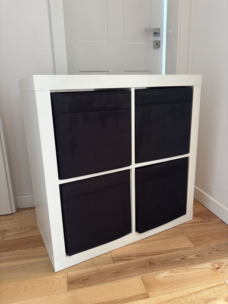Regał kallax 2x2 Ikea biały + 4 czarne pojemniki