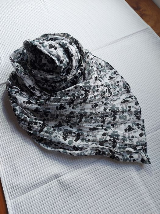 Echarpe em tons Preto / vários tons de Cinzento / Branco.