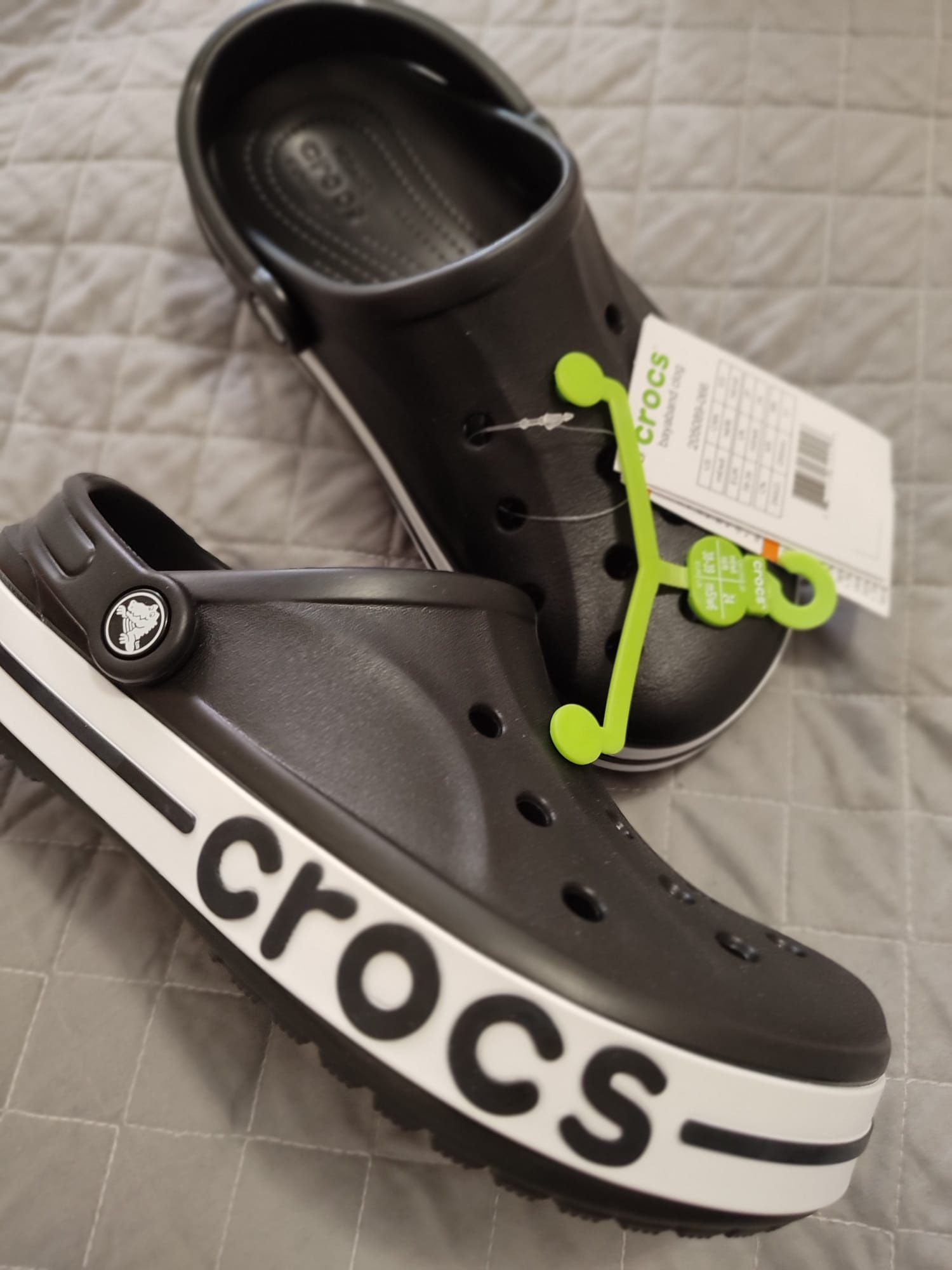 Crocs originais com etiquetas.