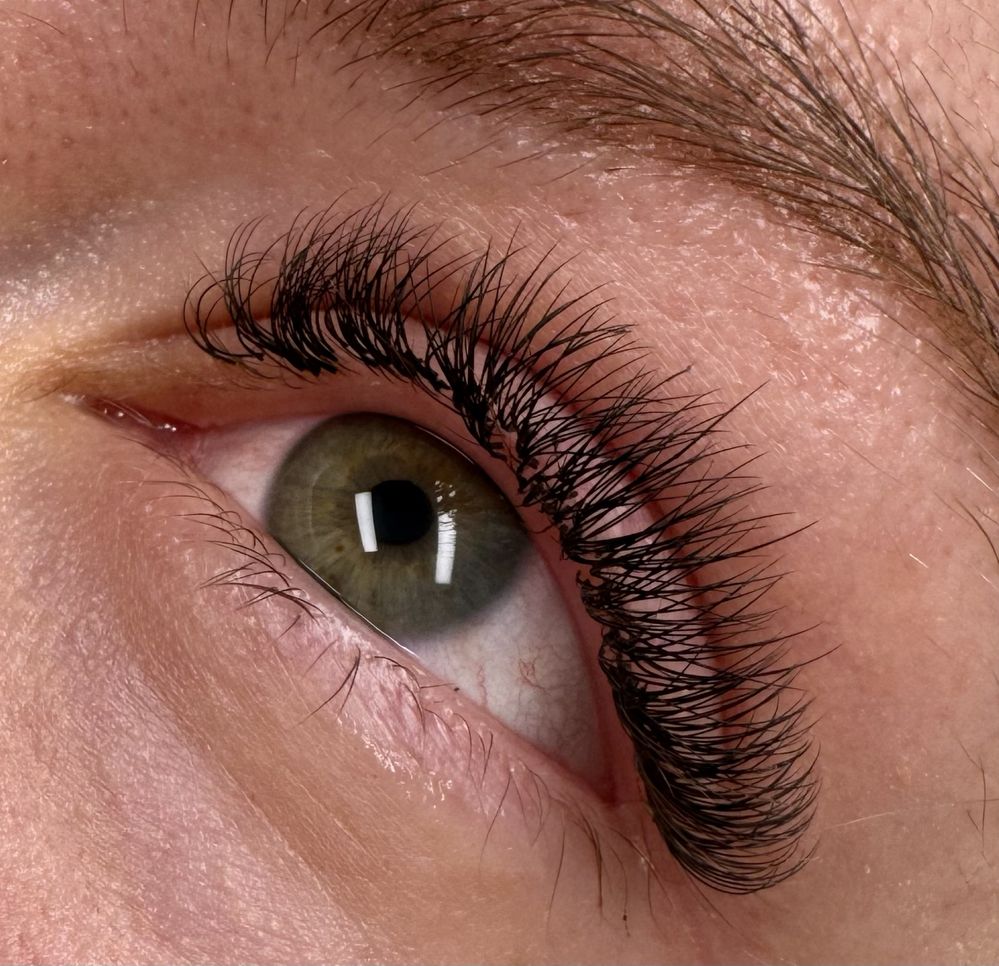 Stylizacja rzęs małe i duże objętości, wet look, wispy!