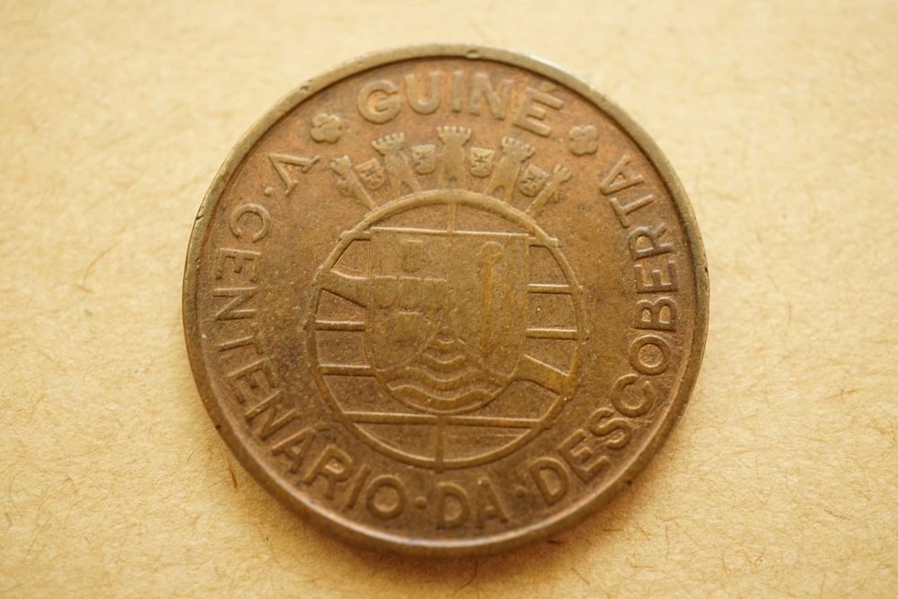 Moeda 1 escudo da Guiné-Bissau 500 anos aniv. descoberta, 1946