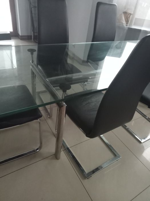 Szklany stół do jadalni