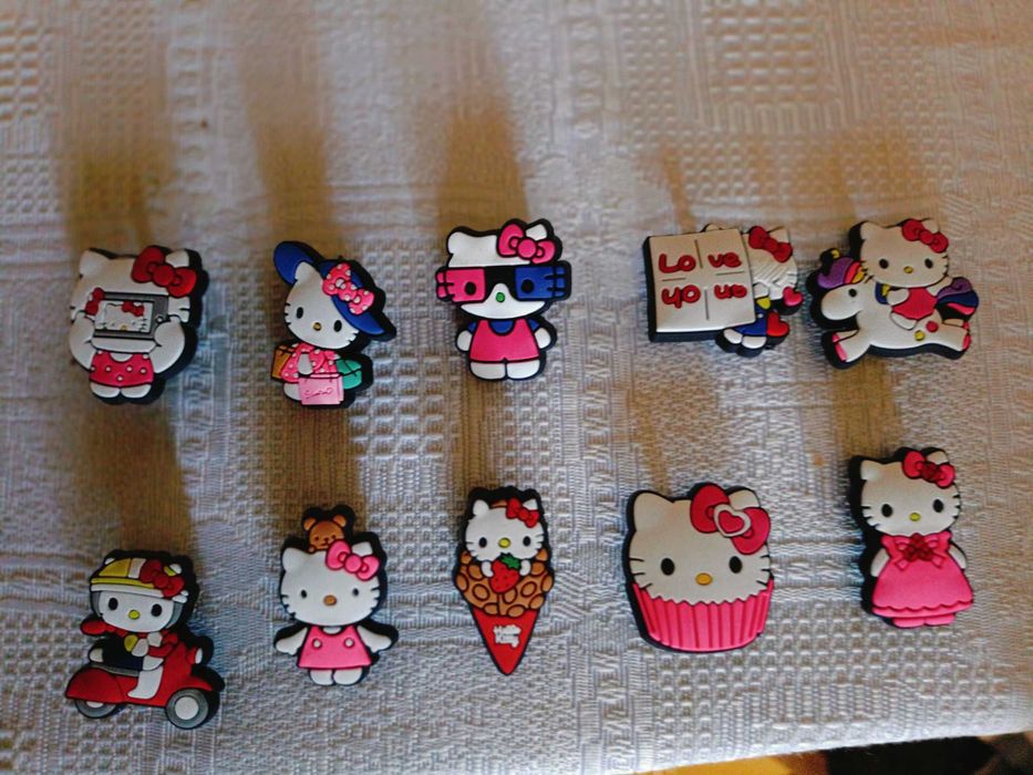 10 Pins para Crocs Tema Hello Kitty