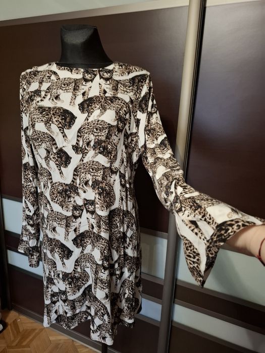 Sukienkę z długim rękawem