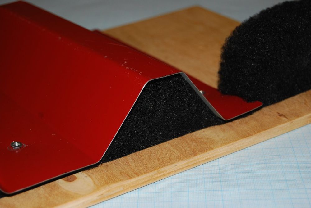 Ущільнювач профнастилу, металочерепиці; карнизу/конька, 1 метр