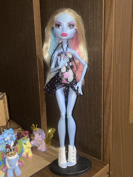 Еббі базова, в одязі глум біч монстер хай