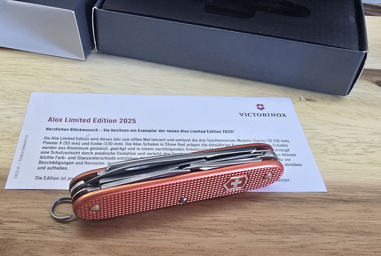 Szwajcarski scyzoryk Victorinox Pioneer X Alox Limited Edition 2025