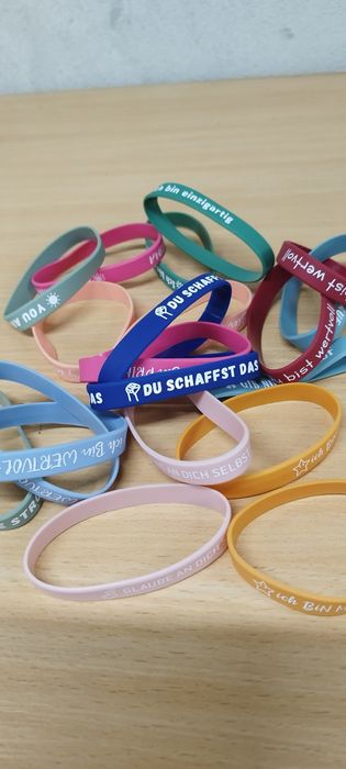 Opaski silikonowe na rękę z tekskami motywującymi 20sztuk