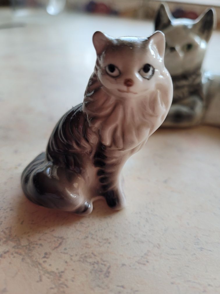 Dwie figurki kotów