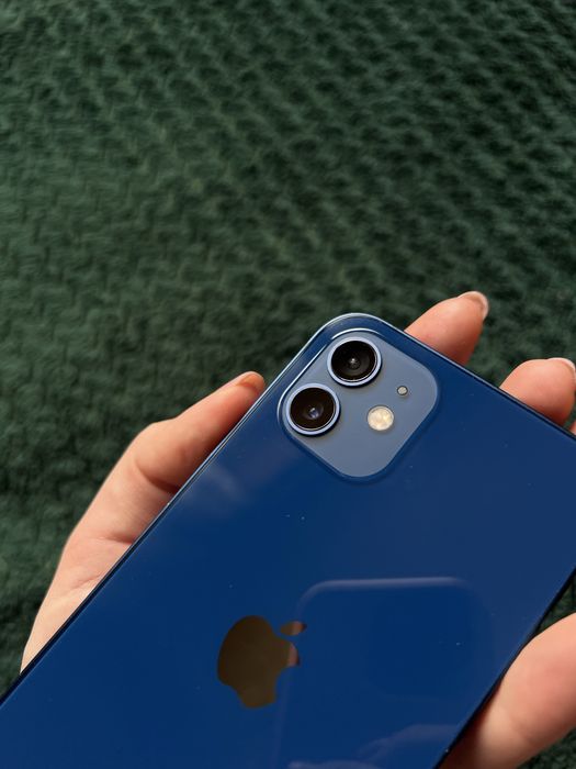 iPhone 12 на 64 ГБ синій