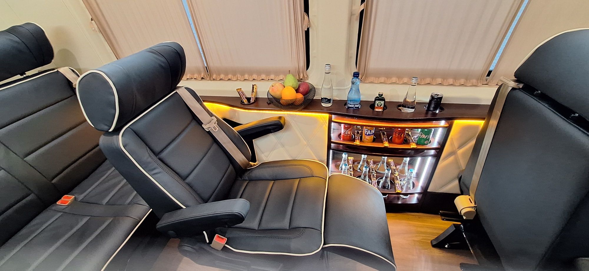 Wynajem samochodów z kierowcą przewóz osób Warszawa bus vip busy 8 9
