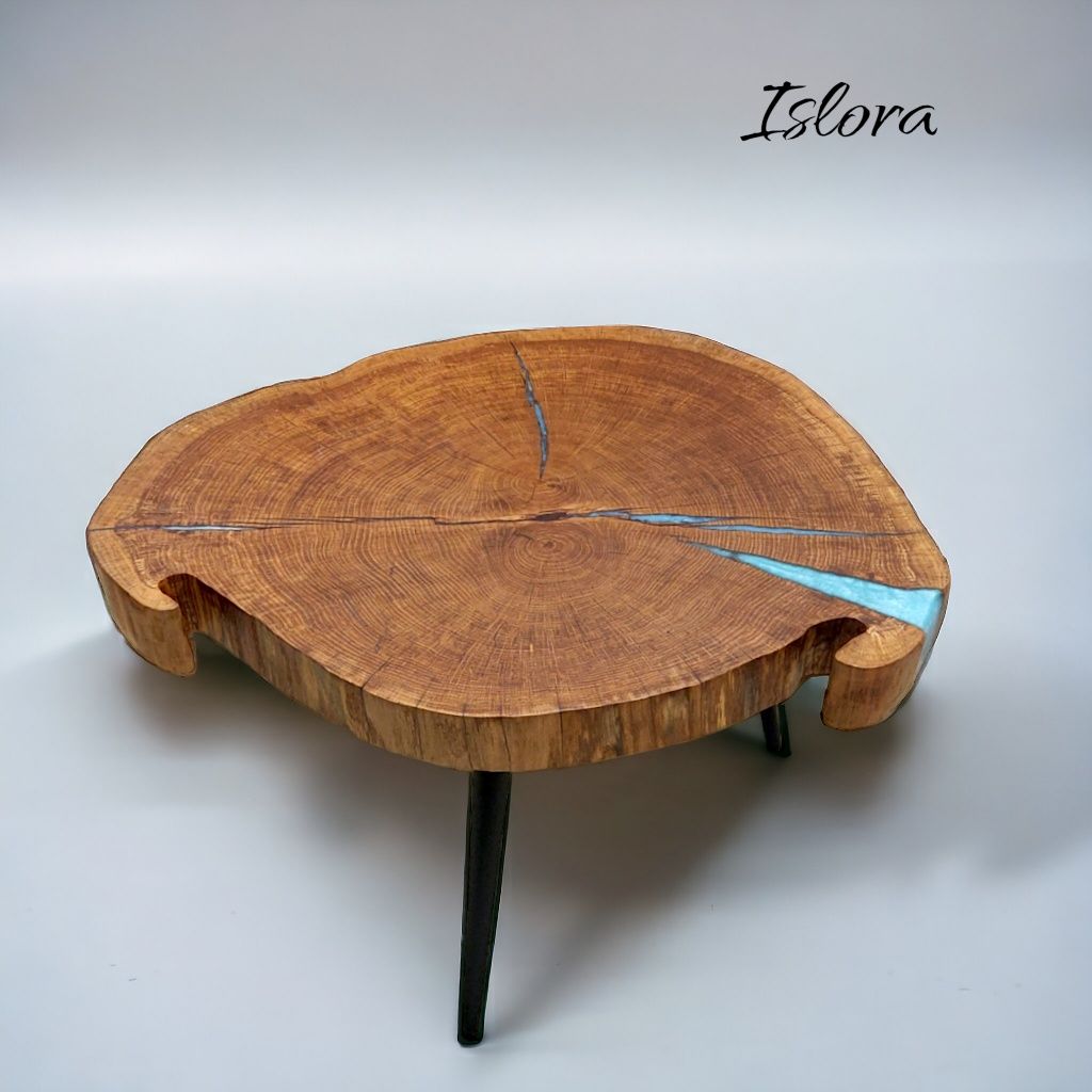 Drewniany, wykonany ręcznie stolik kawowy