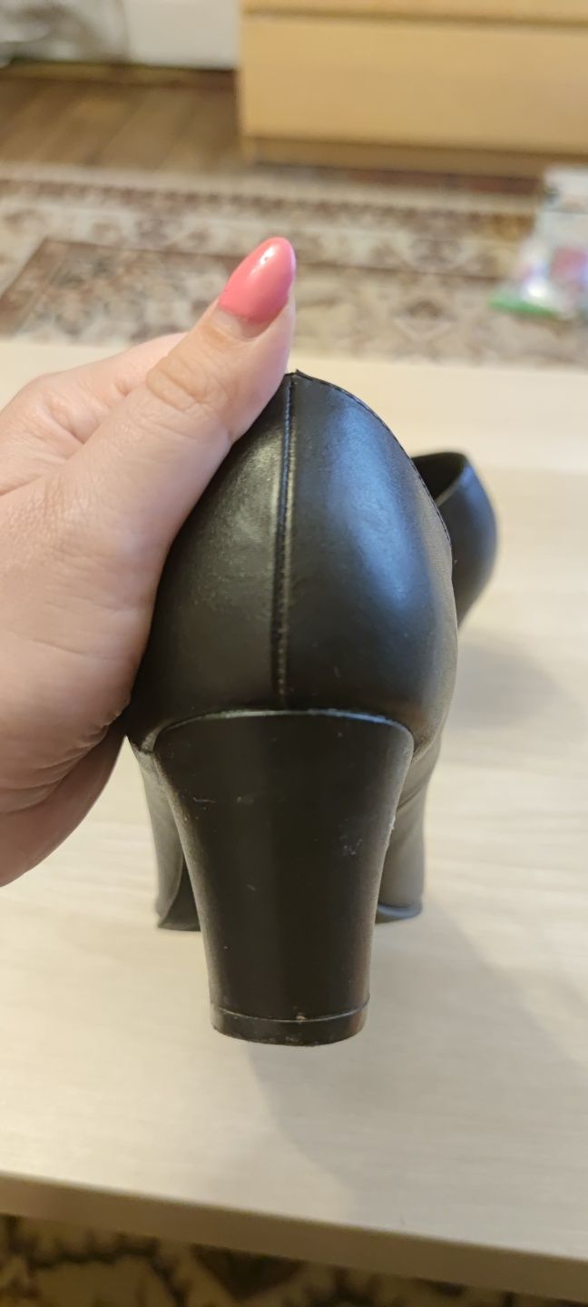 Czółenka półbuty eleganckie słupek retro z paskiem Graceland deichmann