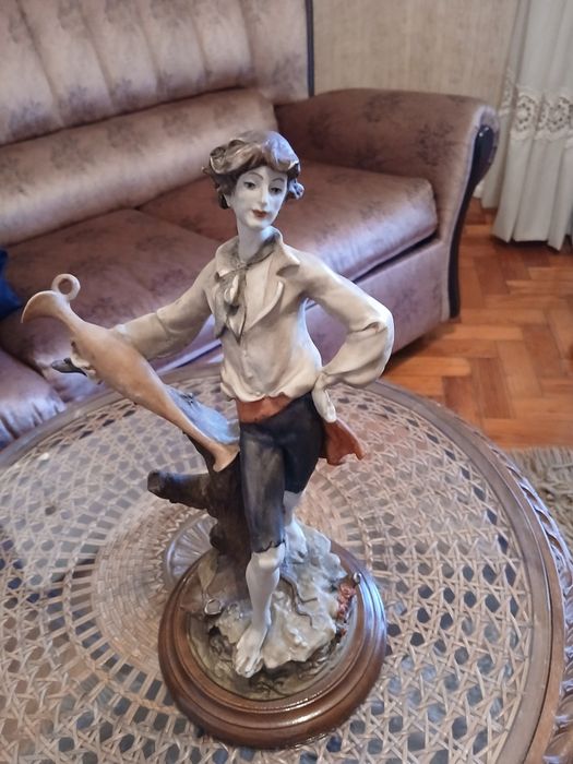 Estatueta de porcelana mais coluna de madeira