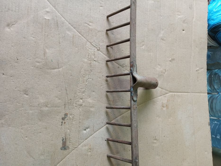 Лопати граблі ключі ножовки.