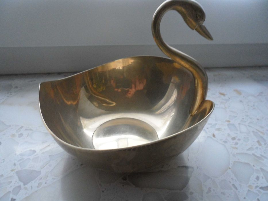 łabędź z mosiądzu