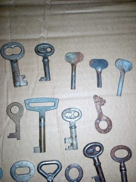 старинные ключи кол-во 25 шт. 1 лотом