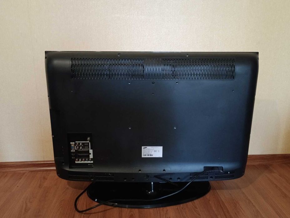 Телевизор Самсунг 37" Samsung LE37A450C2XUA разбита матрица.