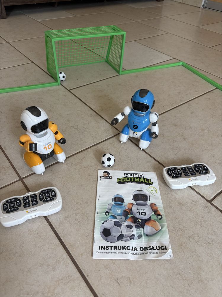Roboty Knabo grające w piłkę nożną sterowane , piłka, robot